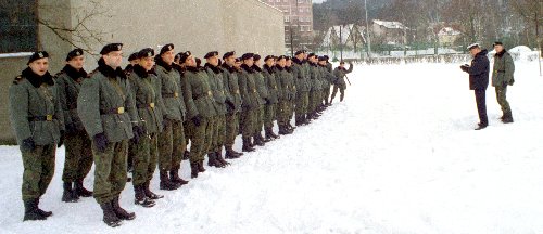 zbi�rka 7.30 - kpt. M�kosa walczy z odczytywaniem obecno�ci a najch�tniej to by na piwko skoczy�. A my spa�...